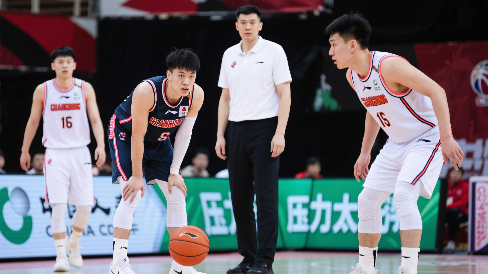 狮略显慌乱 狮略显慌乱